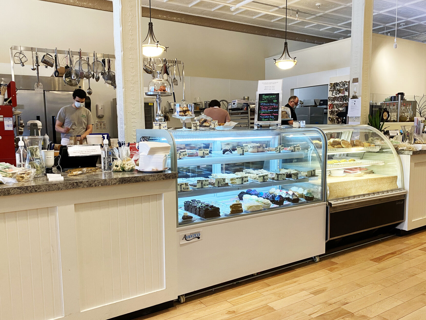 Delicate Decadence, Barre